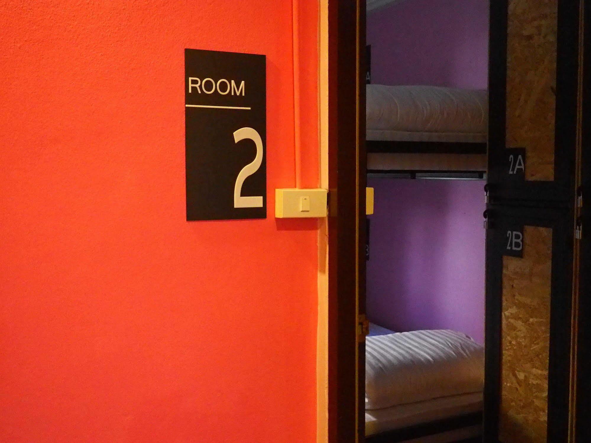 Eden Walking Street Hostel Чиангмай Экстерьер фото