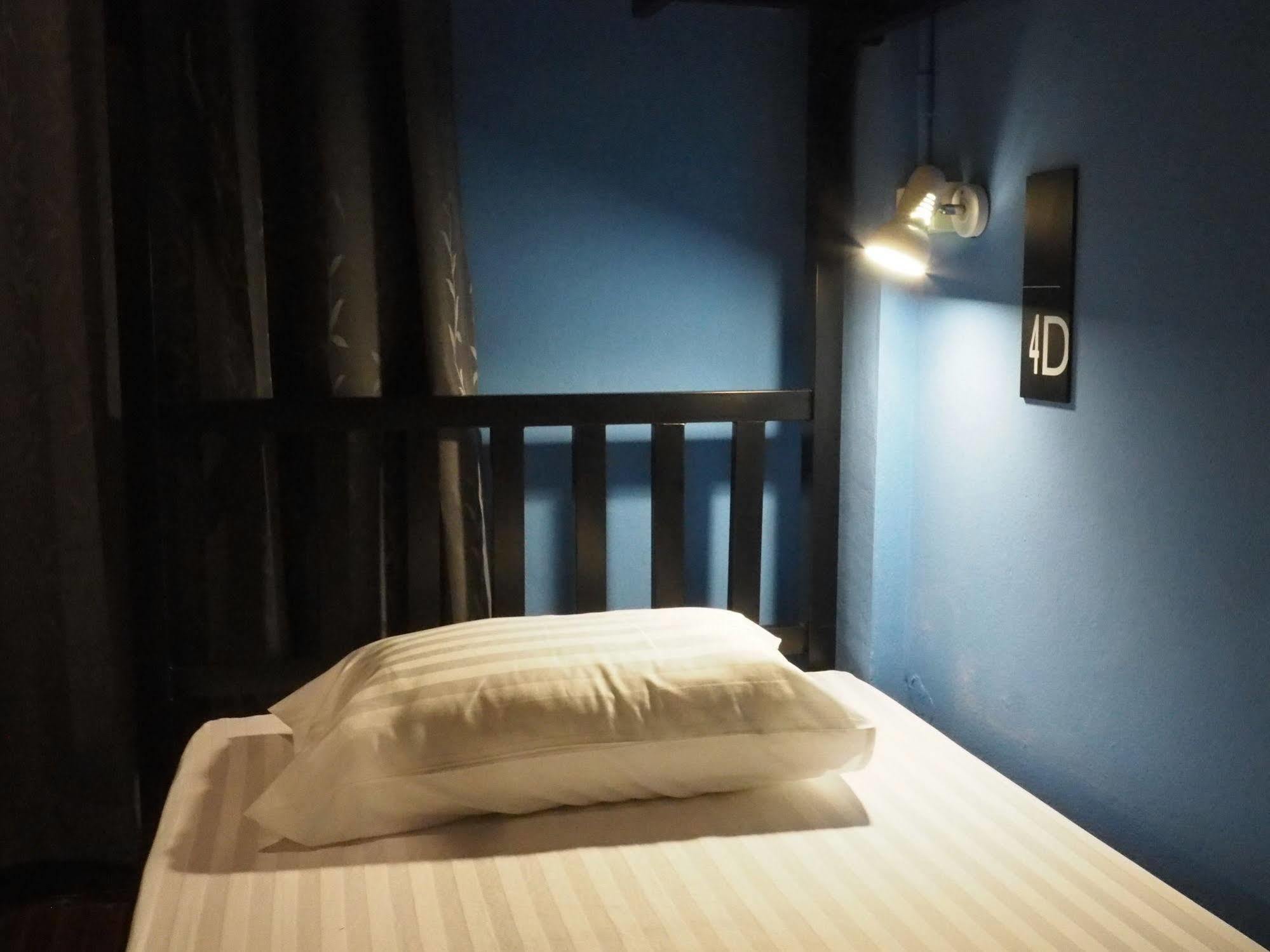 Eden Walking Street Hostel Чиангмай Экстерьер фото