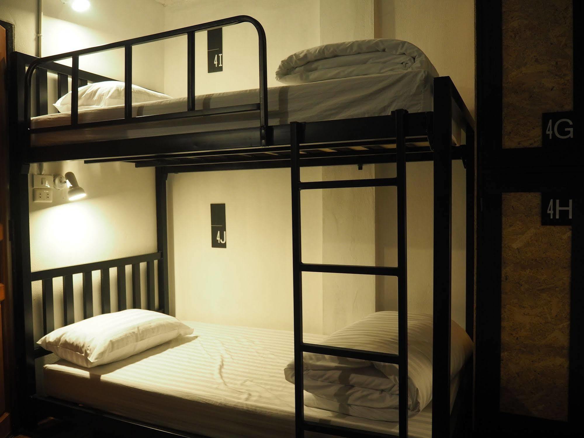 Eden Walking Street Hostel Чиангмай Экстерьер фото